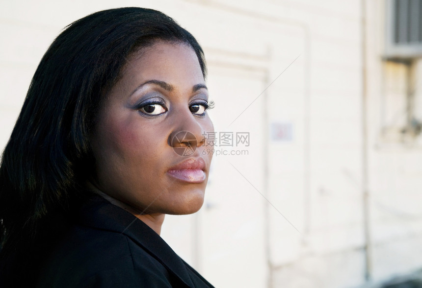 以工业建设为一流的非裔美国女商务人士商业套装女士衬衫头发眼睛夹克阳光姿势化妆品图片
