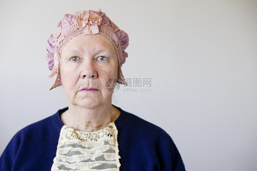 戴旧帽子的高级女人老年工作室粉色成人蕾丝奶奶皱纹祖母眼睛老太婆图片