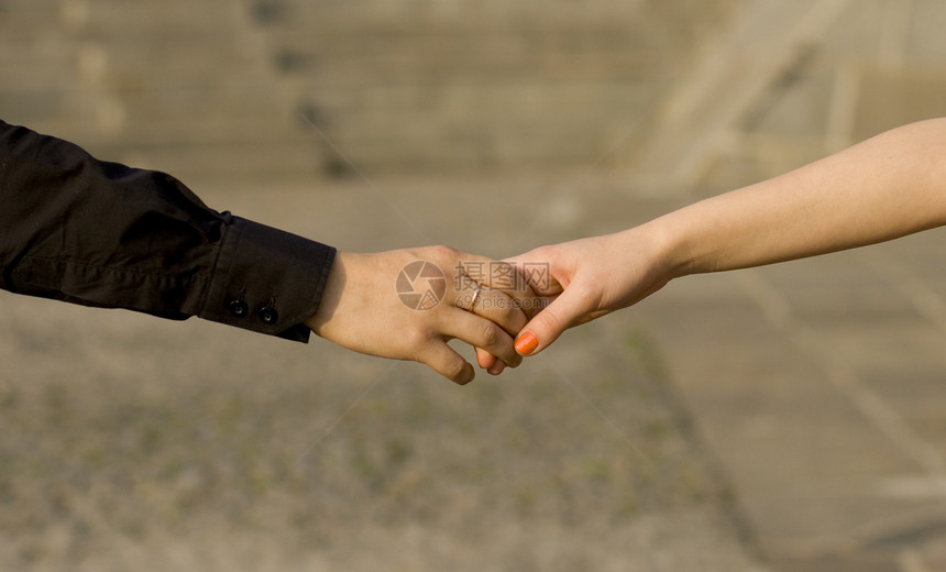 握手女士黑色爱情海岸丈夫衣服夫妻妻子婚姻联盟图片