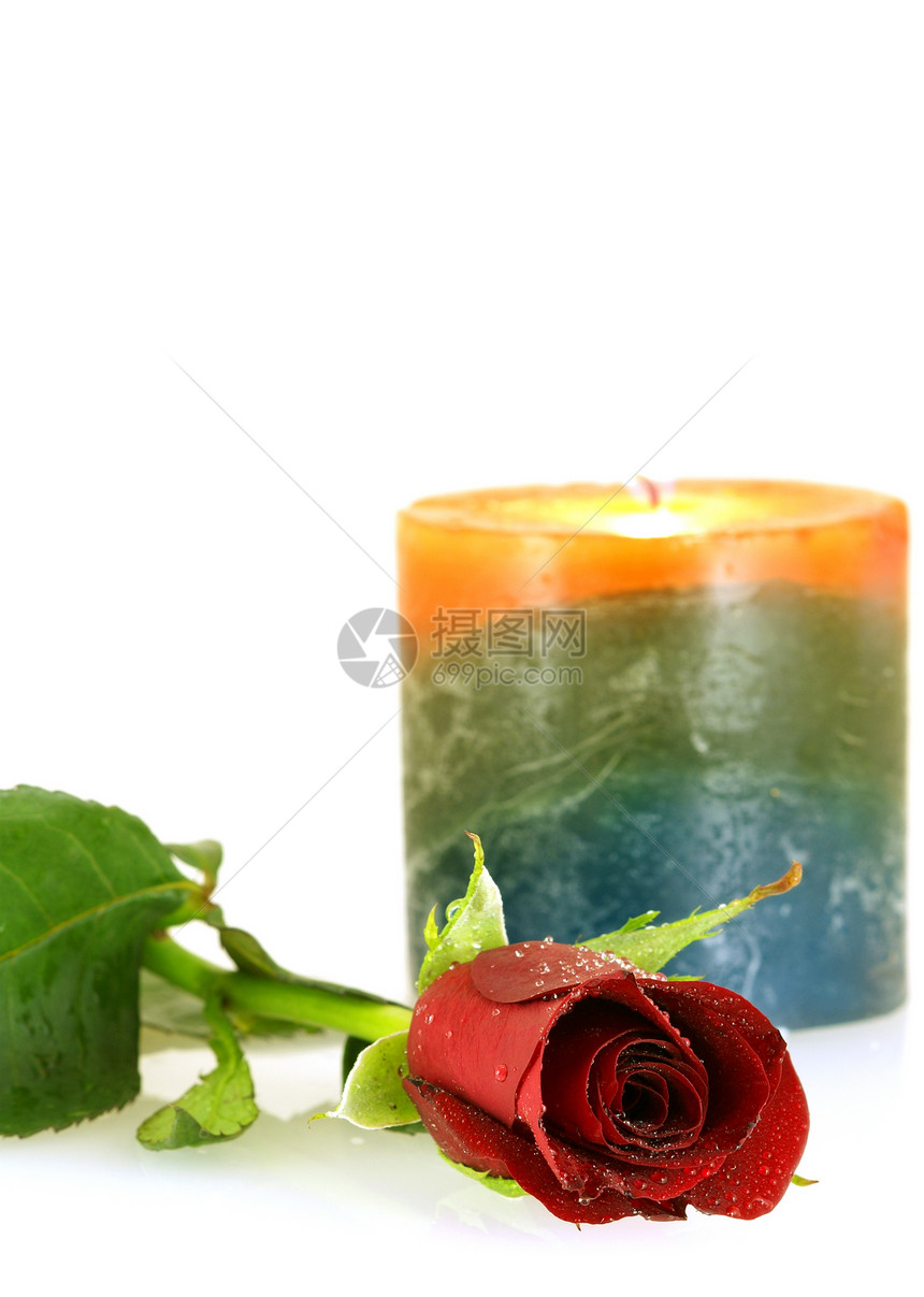 单红玫瑰 有滴子和蜡烛图片