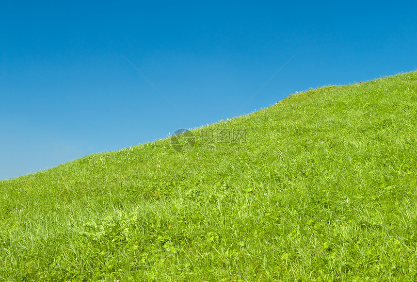 绿山和蓝天空爬坡天空树木高度旅行海拔绿色土地蓝色小丘图片