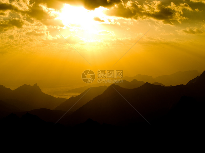 山中的日落环境阳光山脉太阳旅行天空红色岩石巨石黄色图片