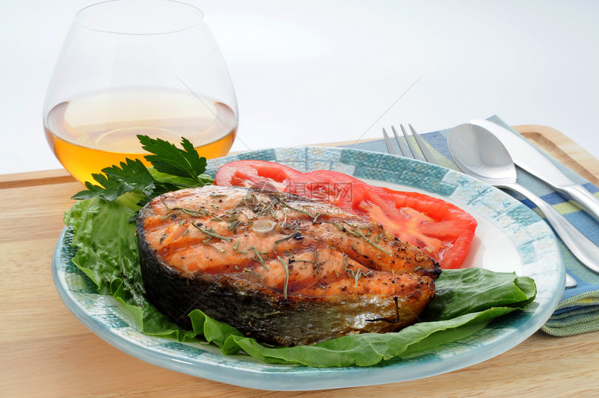 Grilled 鲑鱼海鲜盘子牛扒美食烹饪蔬菜粉色午餐草药烧烤图片