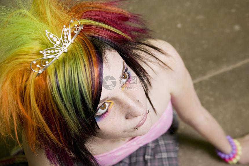 朋克女孩项链女士头发绿色染料彩虹雀斑女性青少年情绪图片