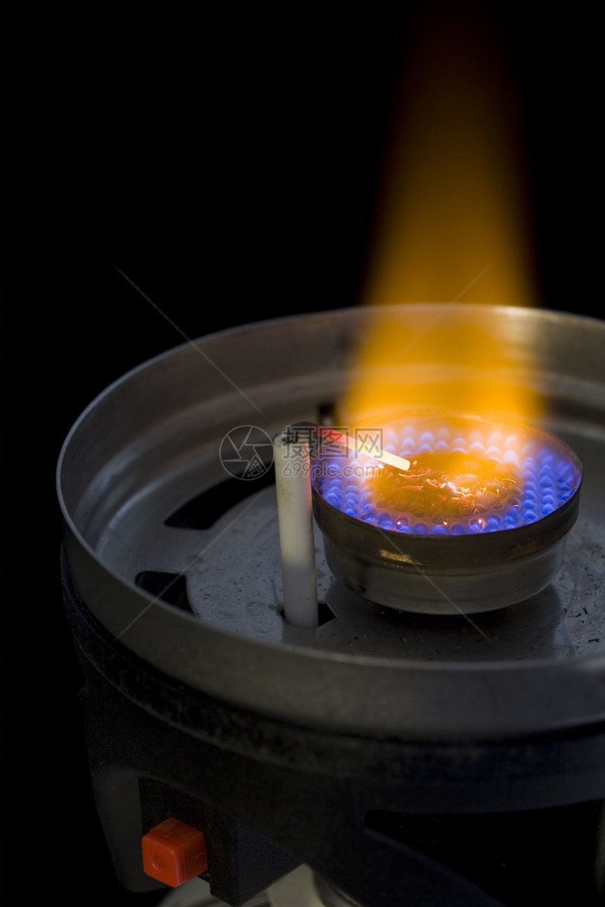 露营炉灶的火焰燃烧器图片