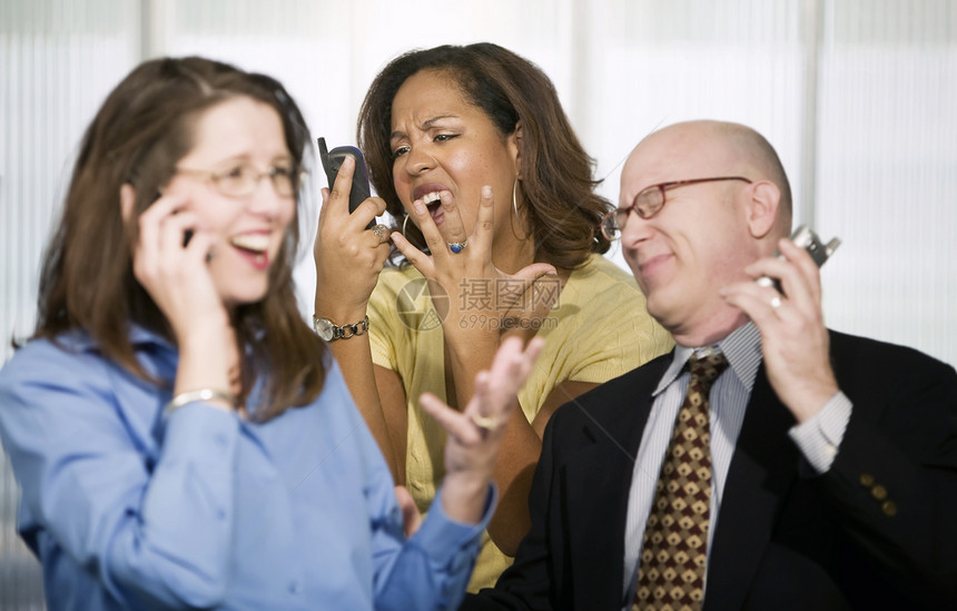 手机上三位商业人士讲话挫折导师领带细胞愤怒办公室商务成年人女性图片