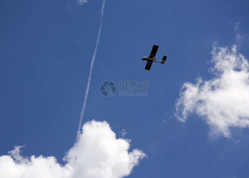 天空中的飞机多云旅行预报季节旅游天气车辆飞行运输云景图片