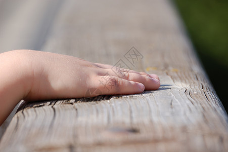 儿童之手手臂小指手指木头背景图片