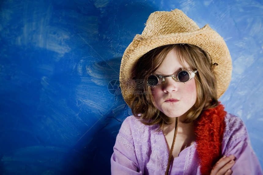 戴着帽子和眼镜的疯女孩工作室小子紫色稻草魅力青年蓝色童年嘴唇太阳镜图片