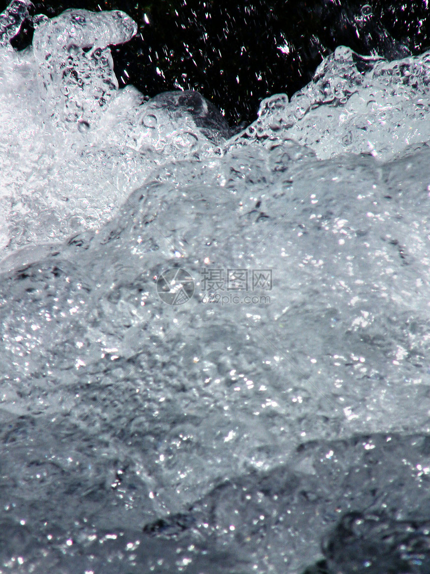 水雨水旋转白色蓝色溪流漂移瀑布行动自然流动图片