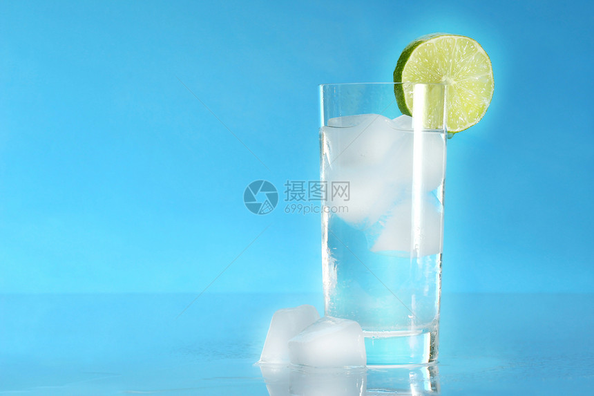 一杯冷水口渴飞溅冰水立方体苏打水晶反射冰块玻璃饮料图片