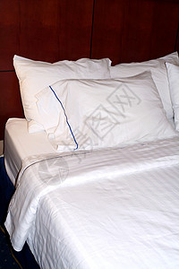 旅馆床位过夜睡觉白色枕头床单汽车背景图片