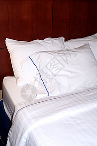 旅馆床位过夜白色睡觉床单枕头背景图片