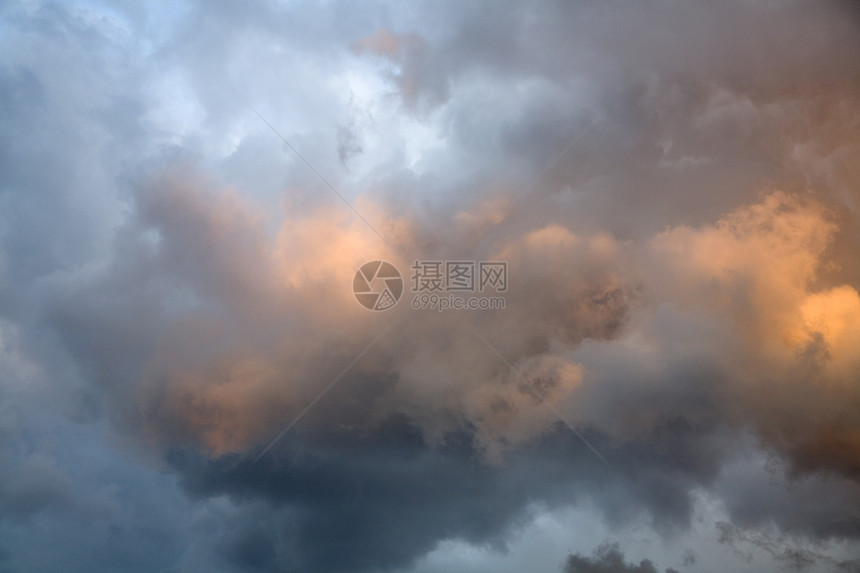 充满云的暴风天空雷雨天气季节气象力量阳光平流层环境风景蓝色图片