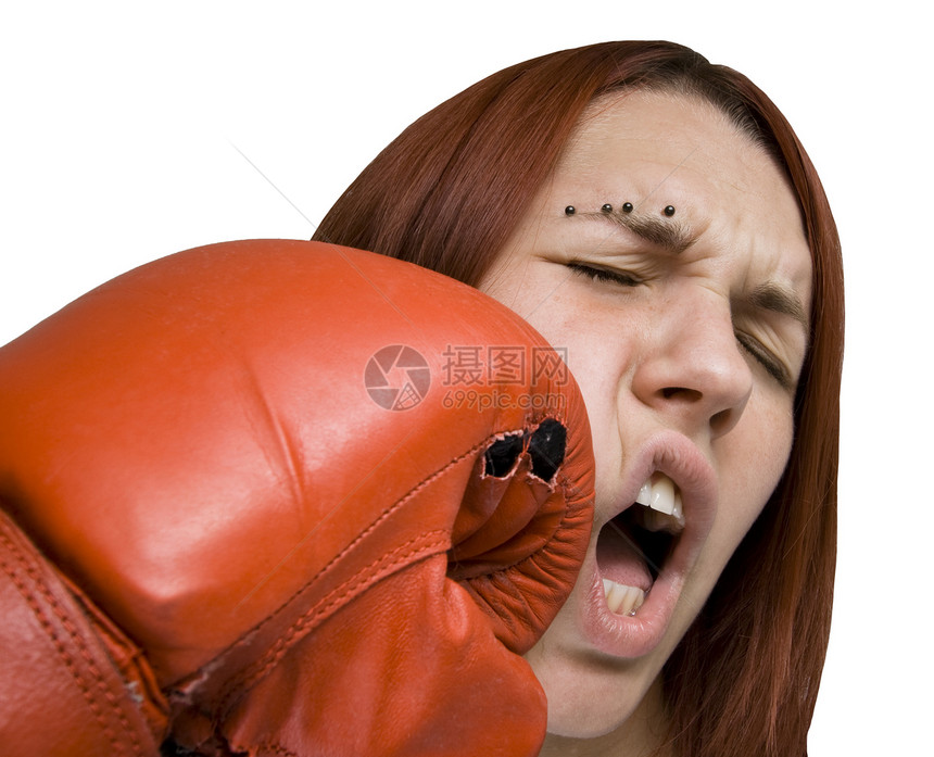 红头女孩用拳击手套打脸图片