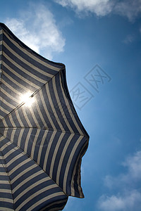 海滩雨伞蓝天休息背景背景图片