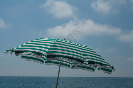 海滩伞蓝天背景休息背景图片