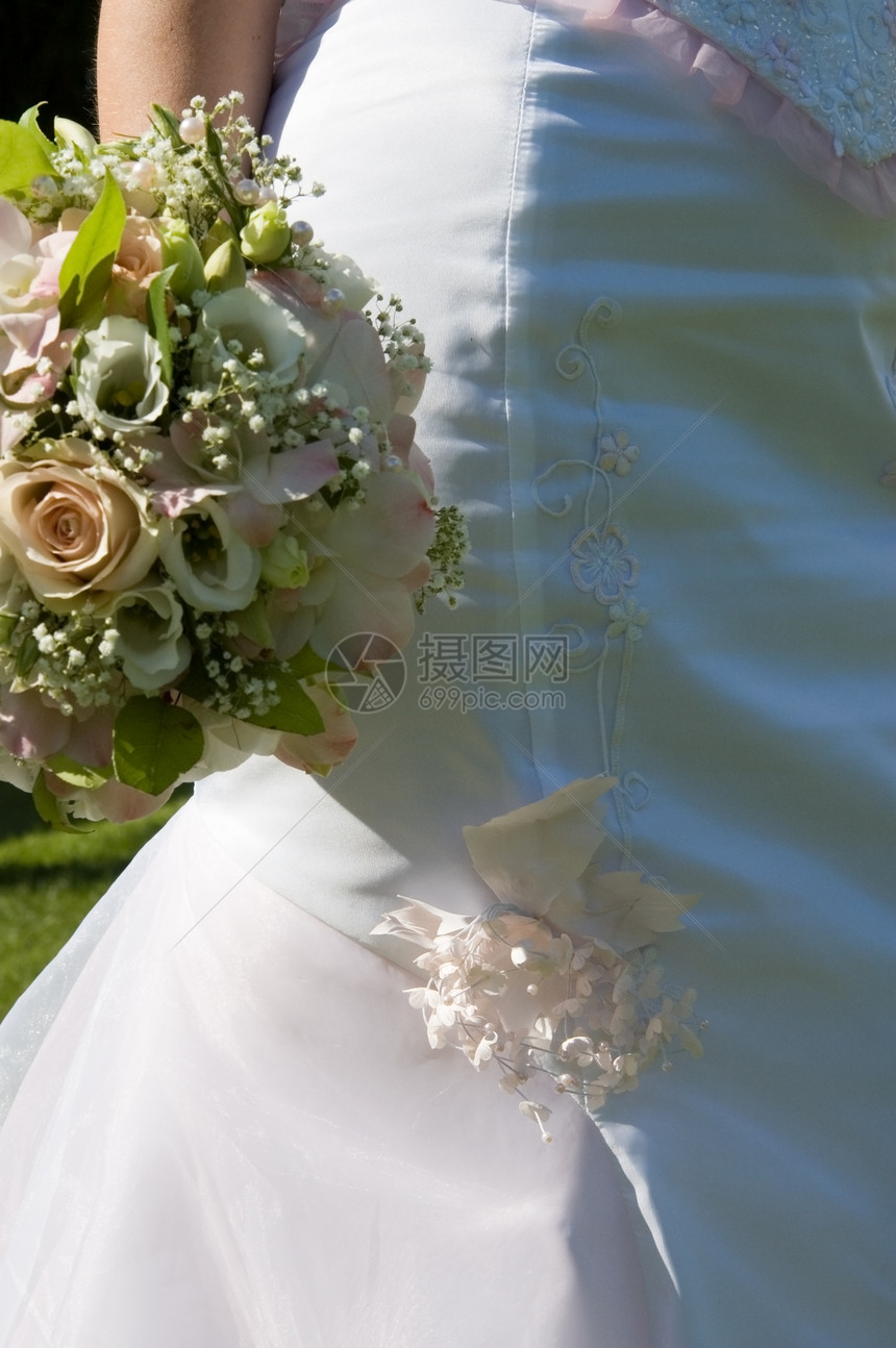 新娘的一束鲜花花朵婚姻裙子婚礼玫瑰女士仪式庆典白色图片