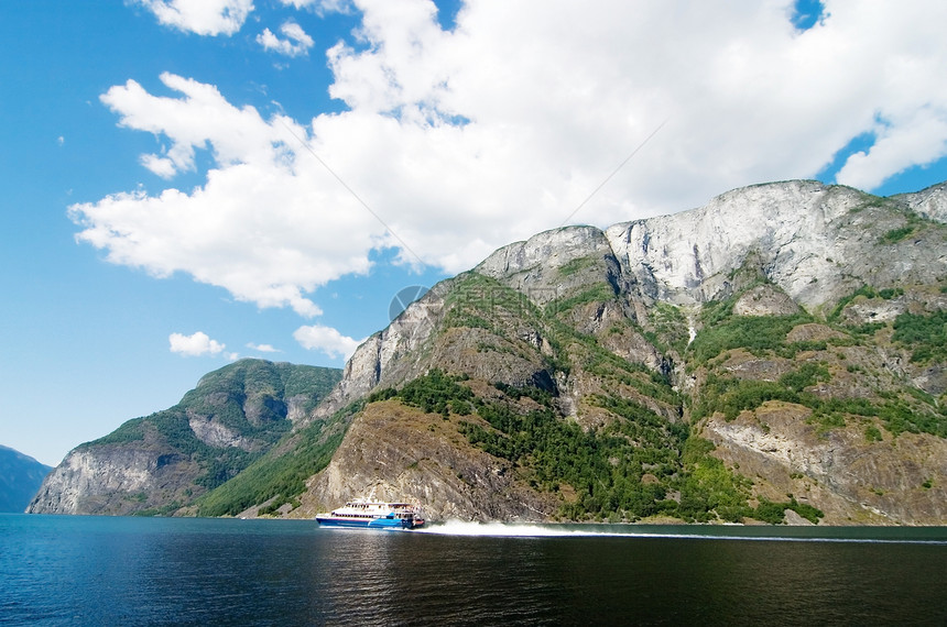 挪威 Fjord 与 Ferry 相伴的景象图片