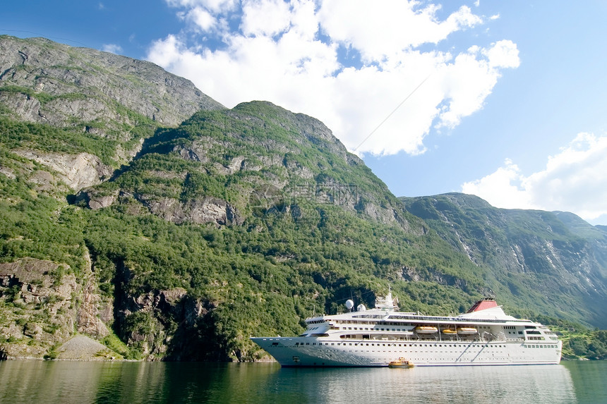 挪威Songnefjord海洋运河卡片游客蓝色渡船力量邮政旅游巡航图片