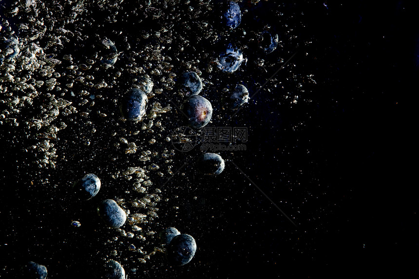 蓝莓水背景小吃流动浆果液体漂浮运动溪流海浪气泡水果图片