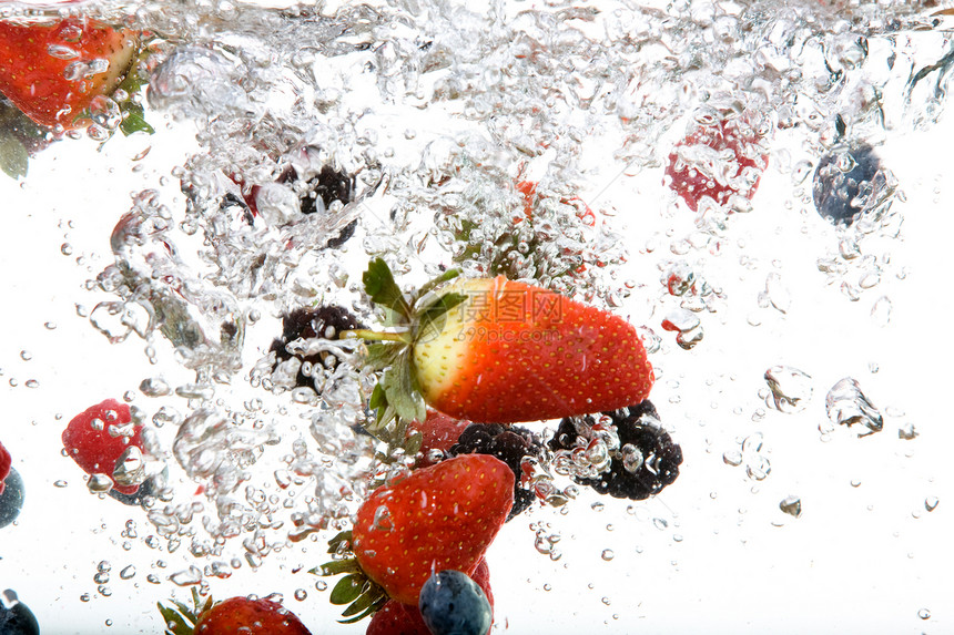水中的新鲜水果漂浮浆果覆盆子食物液体气泡小吃运动溪流海浪图片