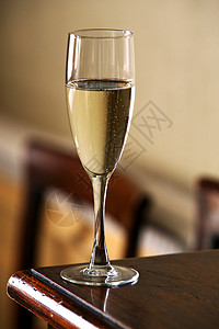 香槟杯白色桌子阴影气泡婚礼玻璃庆典套装背景图片