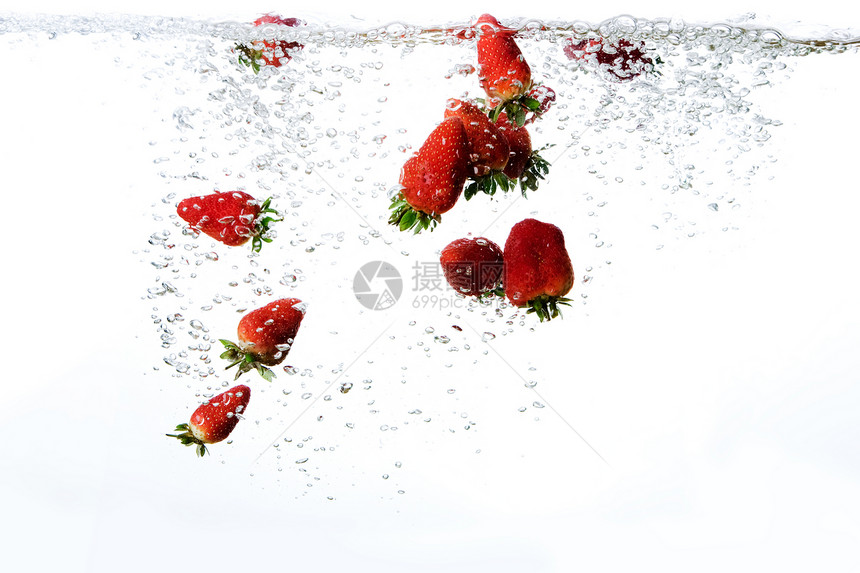 新鲜草莓背景蓝色食物水果流动漂浮气泡液体运动流行音乐溪流图片
