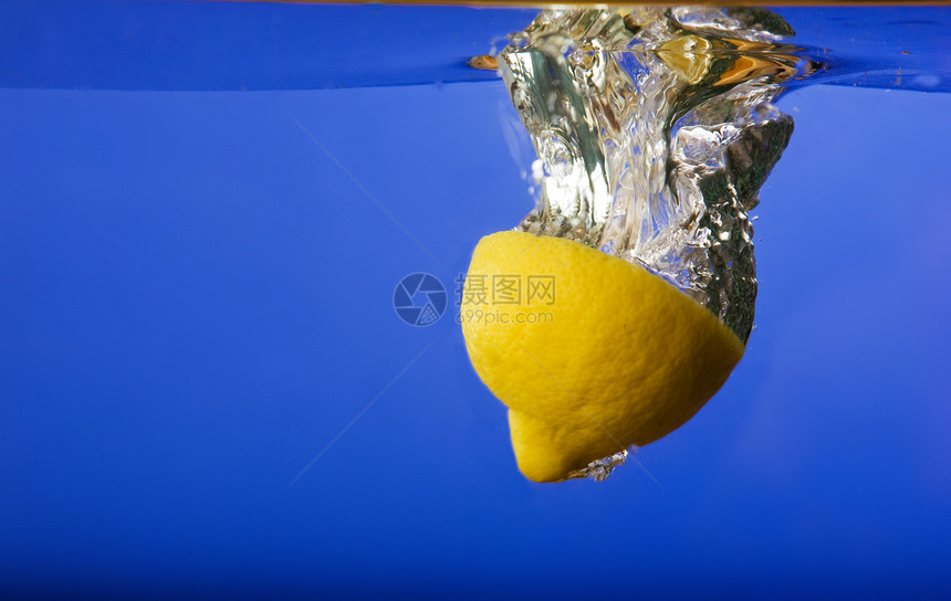 柠檬在水中坠落气泡漂浮海浪食物水果小吃液体运动嘶嘶溪流图片