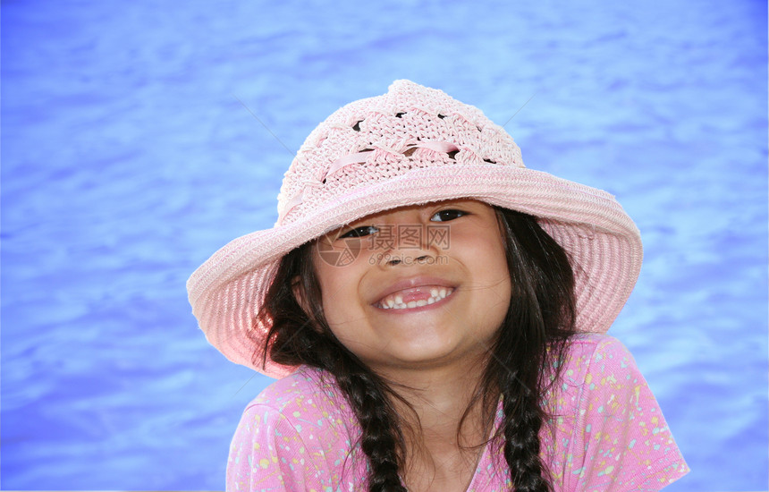 在水边的小女孩辫子帽子混血享受混血儿女孩波浪粉色孩子图片