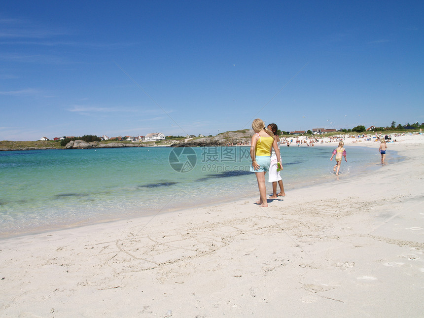 海滩上的孩子游泳假期洗澡朋友们孩子们蓝色游客热带天空海洋图片