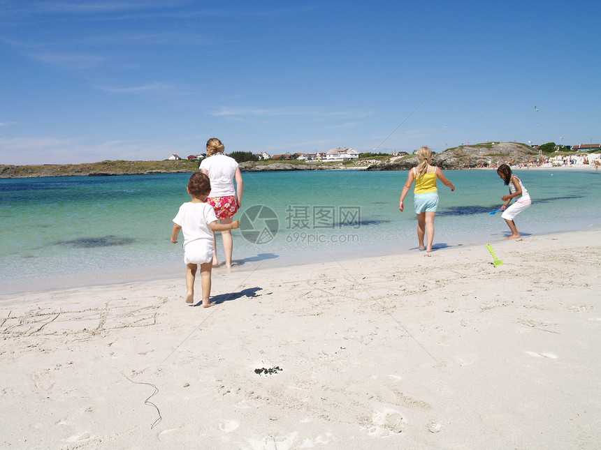 海滩儿童阳光洗澡天空海洋婴儿蓝色假期孩子们游泳热带图片