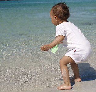 婴儿海滩海滩上海洋孩子洗澡儿童假期游泳婴儿阳光玩具背景