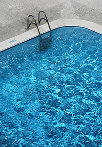 池层梯乐趣梯子闲暇游泳蓝色水池后院背景图片