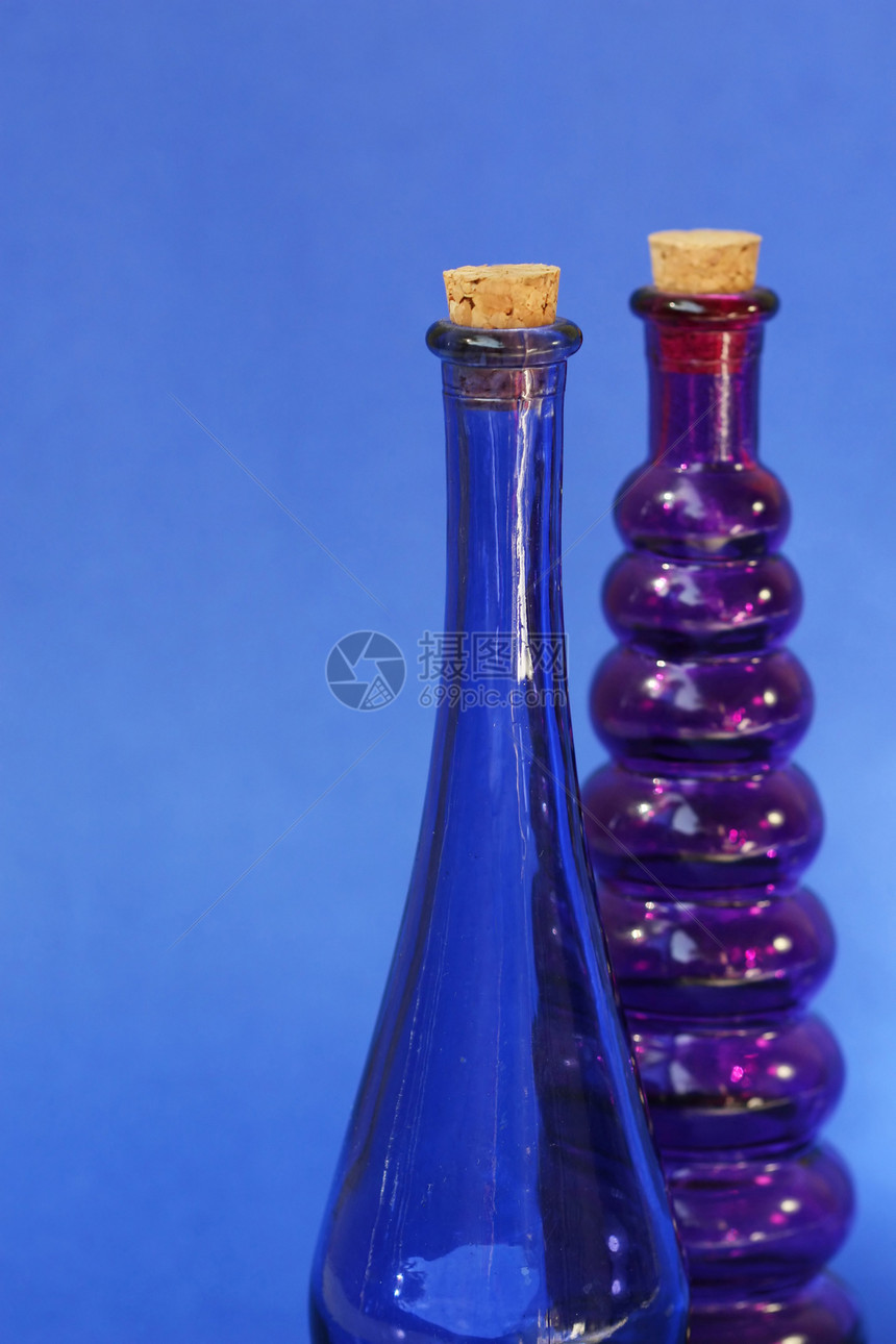 蓝瓶和紫瓶密封插头瓶子宏观蓝色贮存玻璃软木紫色玻璃瓶图片
