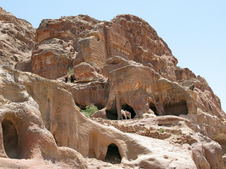佩特拉山脉金库旅行假期考古学岩石废墟游客历史沙漠旅游图片