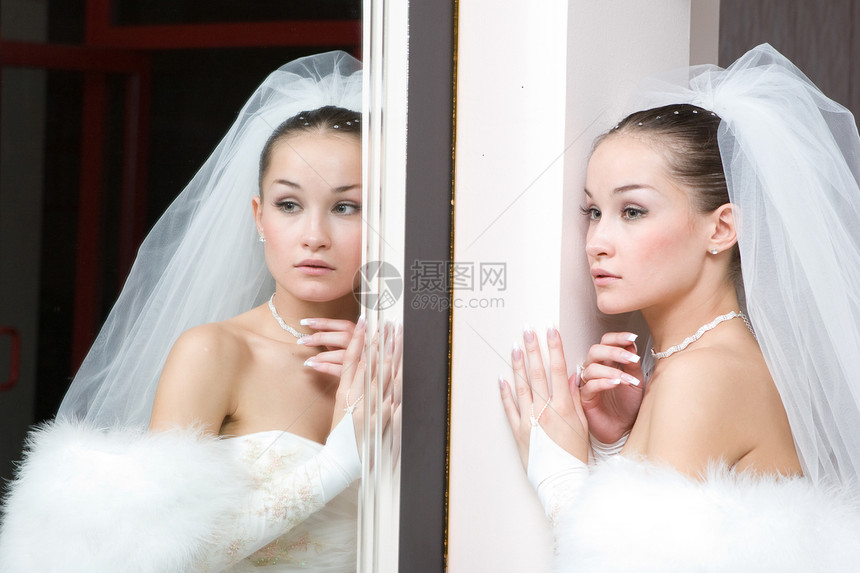 照着镜子的新娘反射婚姻仪式白色快乐女士裙子幸福女孩已婚图片