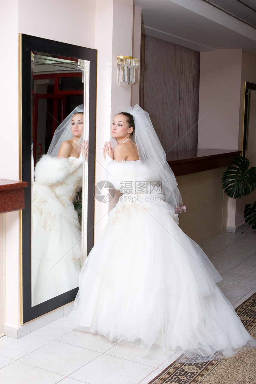 新娘和一面大镜子图片