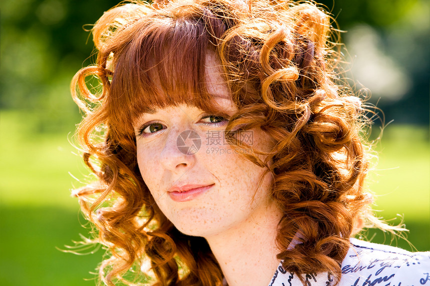 红头发年轻女性户外的亮丽肖像女士卷曲城市生活公园阳光红发白色城市假期逗乐图片