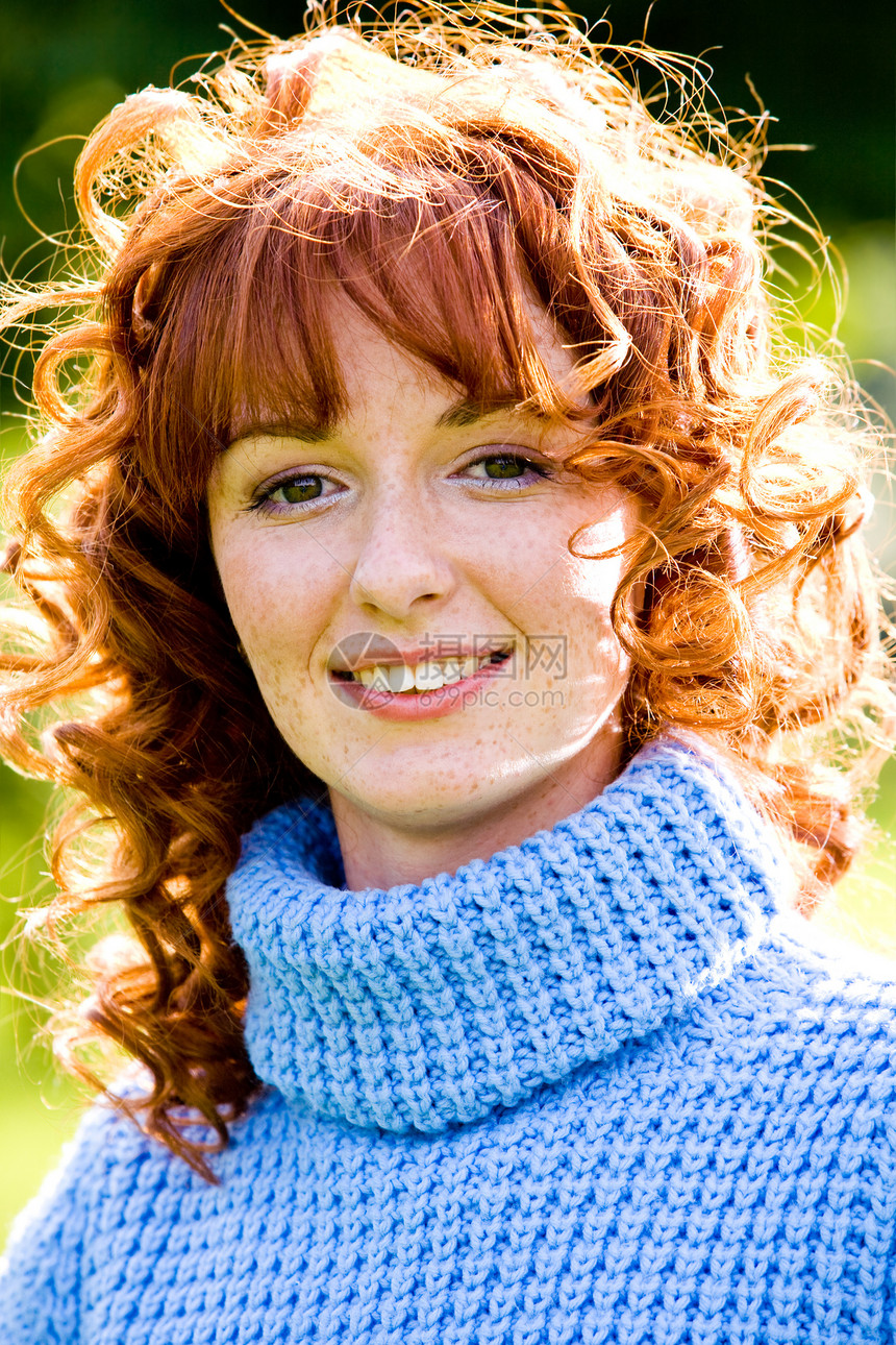 红头发年轻女性户外的亮丽肖像公园假期阳光城市红发场景运动衫卷曲城市生活雀斑图片