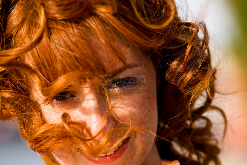 红头发年轻女性户外的亮丽肖像公园卷曲城市红发白色阳光雀斑逗乐城市生活假期图片