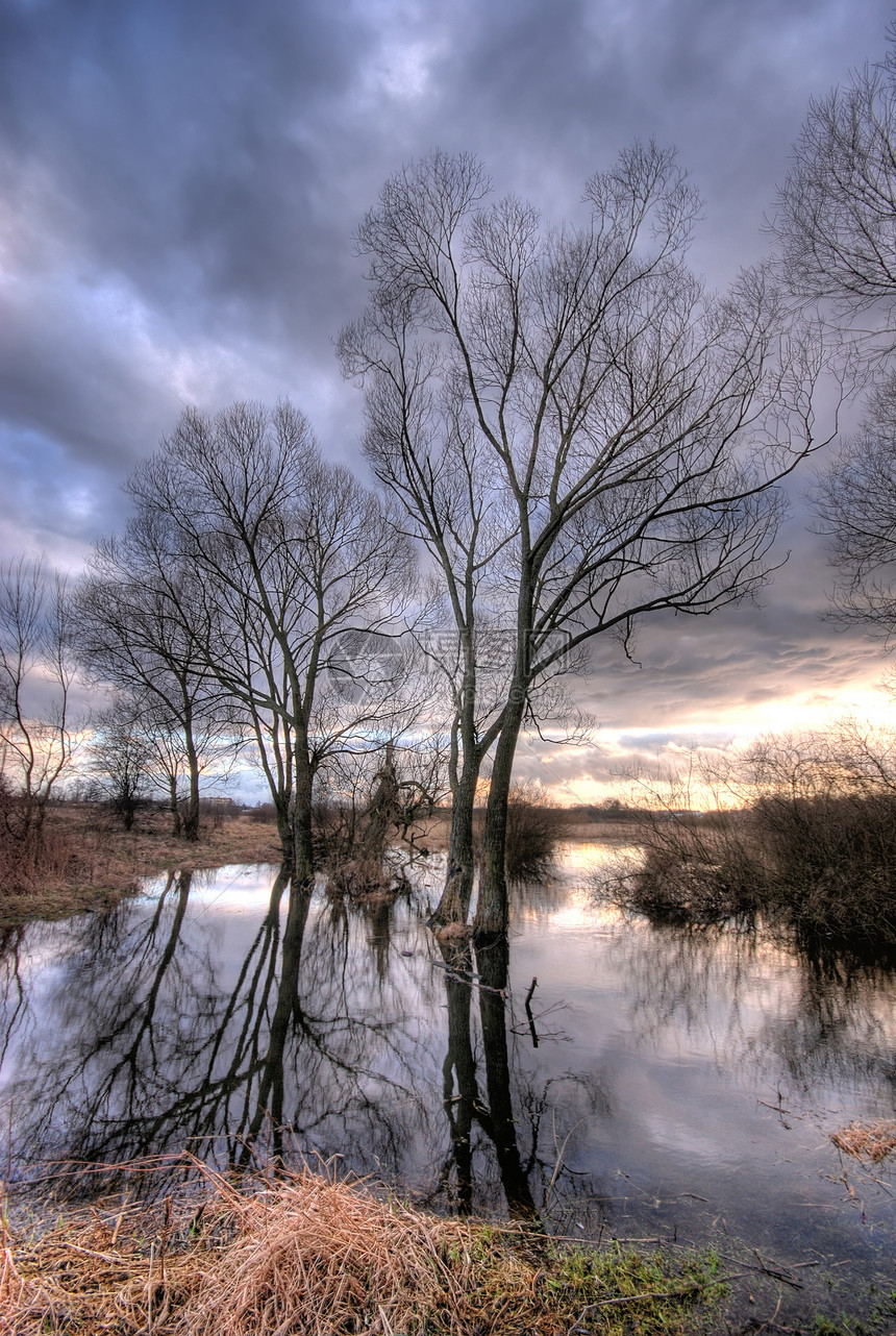 暴风雨景观农村公园风暴天气溪流树木多云日历季节天空图片
