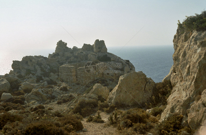 Arkassa 城堡的视图海湾蓝色建筑岩石支撑丘陵阳光山脉天空海洋图片
