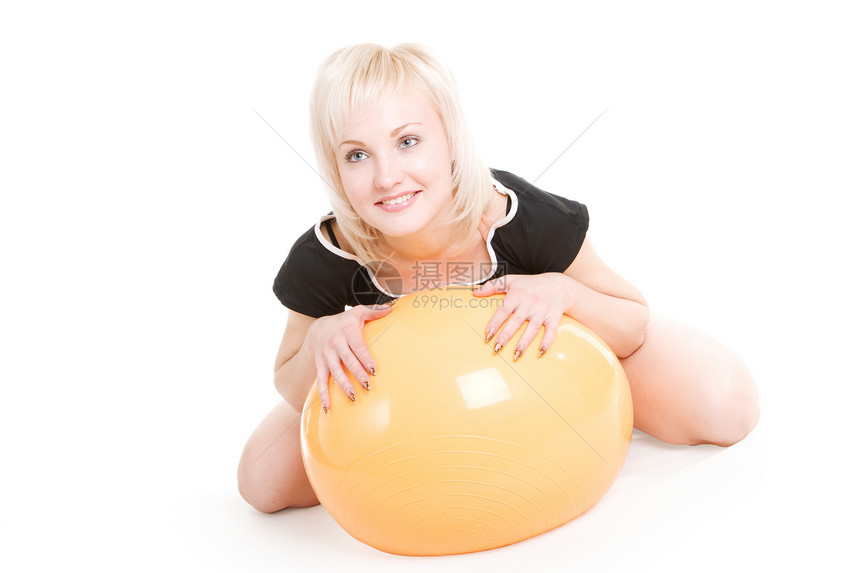 一个漂亮的金发美女 地板上有个健身球图片