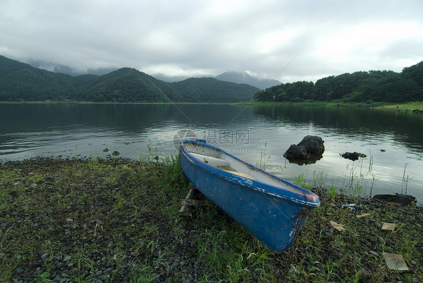 蓝船石头场景环境保护天气蓝色绿色钓鱼海岸线薄雾图片