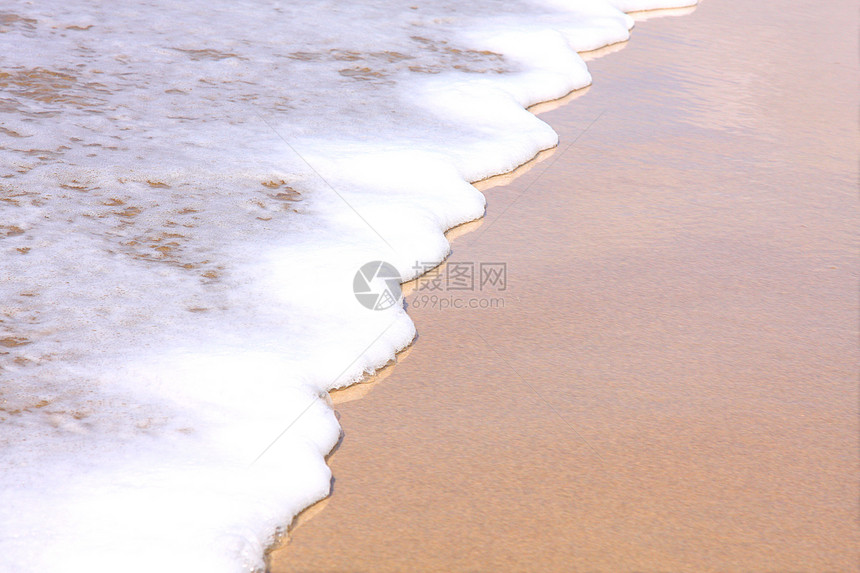 冲浪洗在海滩上海浪阳光假期旅游蓝色海洋热带泡沫游泳波浪图片