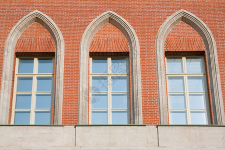 白框窗口历史正方形框架红色玻璃拱形团体白色阳光建筑背景图片