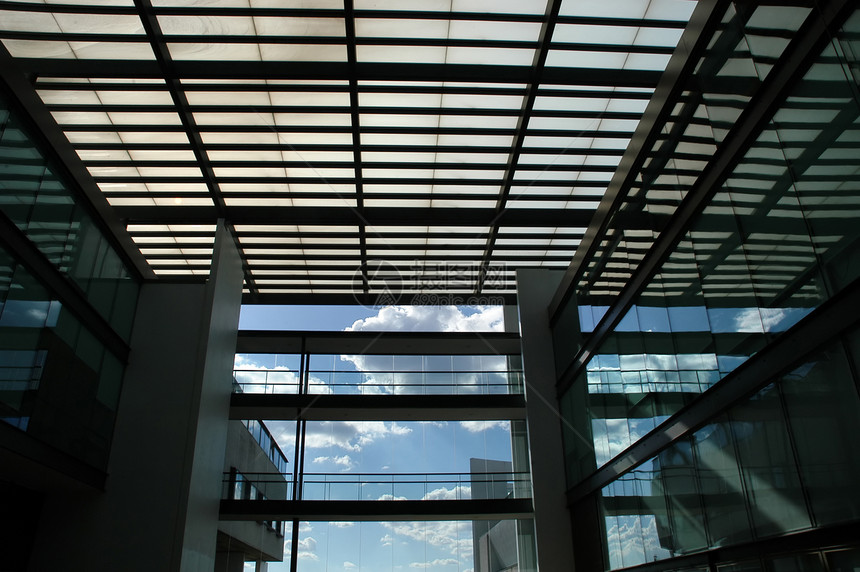 现代商业玻璃楼梯店铺蓝色天空房子建筑购物中心中心图片