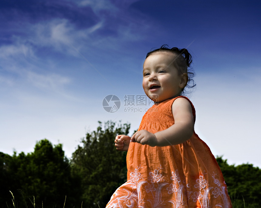 女婴在公园里跑过裙子橙子孩子孩子们儿童女孩女性童年天空头发图片