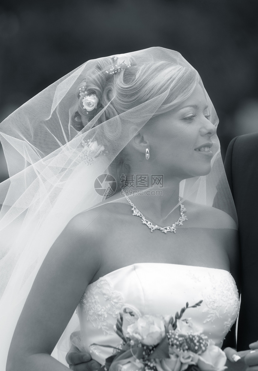 美丽的新娘未婚夫钻石女孩微笑花束花朵选手女士生活道路图片